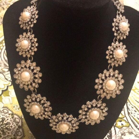 Ann Taylor Jewelry - Ann Taylor Pearl Statement Necklace Gold Tone Floral NWT